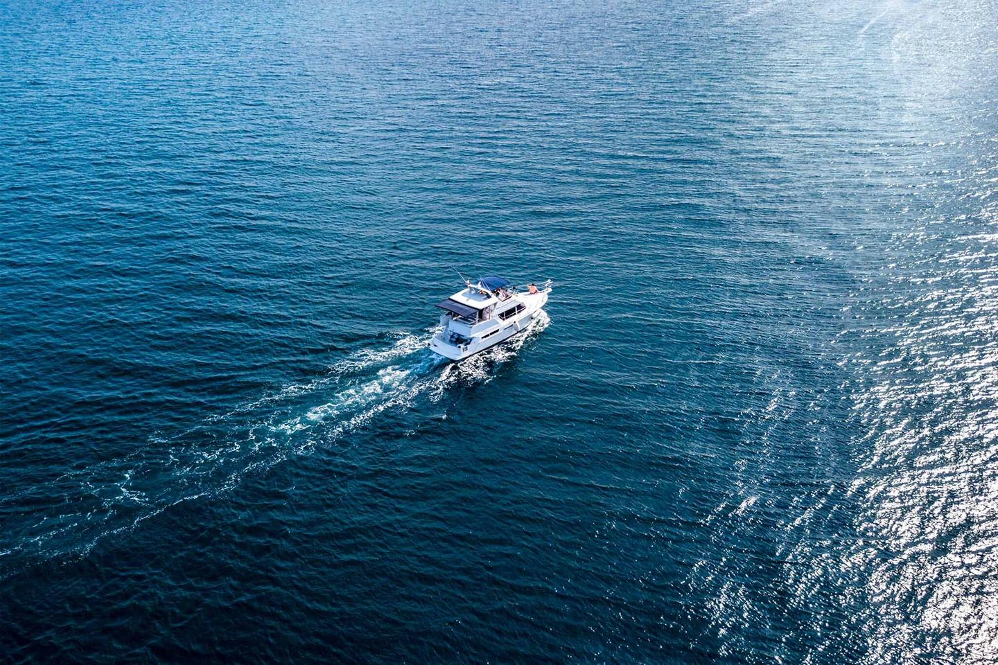 spanien-mallorca-es-trenc-sueden-motorboot-faehrt-ueber-offenes-meer-g-996825350.jpg