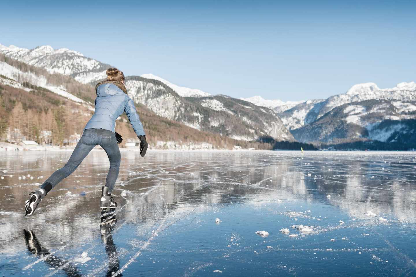 oesterreich-grundlsee-eislaufen-aktivurlaub-g-639374172.jpg