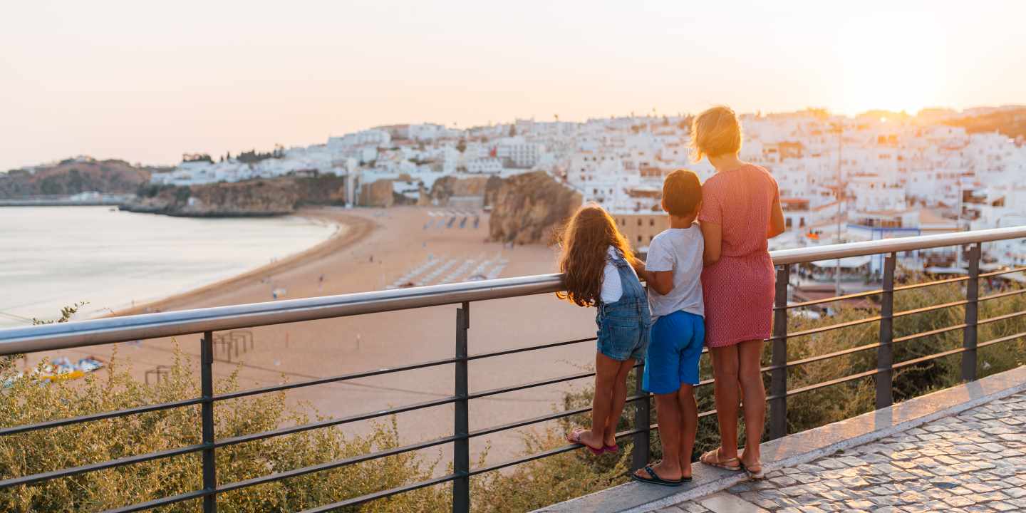 portugal-algarve-albufeira-aussichtspunkt-familie-strand-stadt-familienurlaub-g-2148884962.jpg