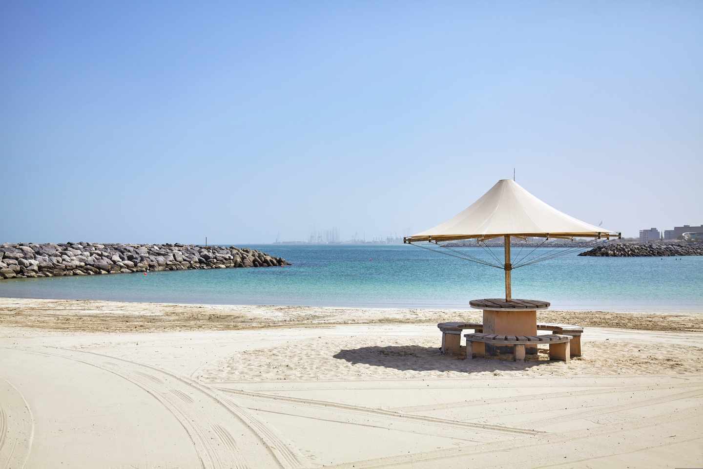 vae-dubai-al-sufouh-beach-g-807609086.jpg