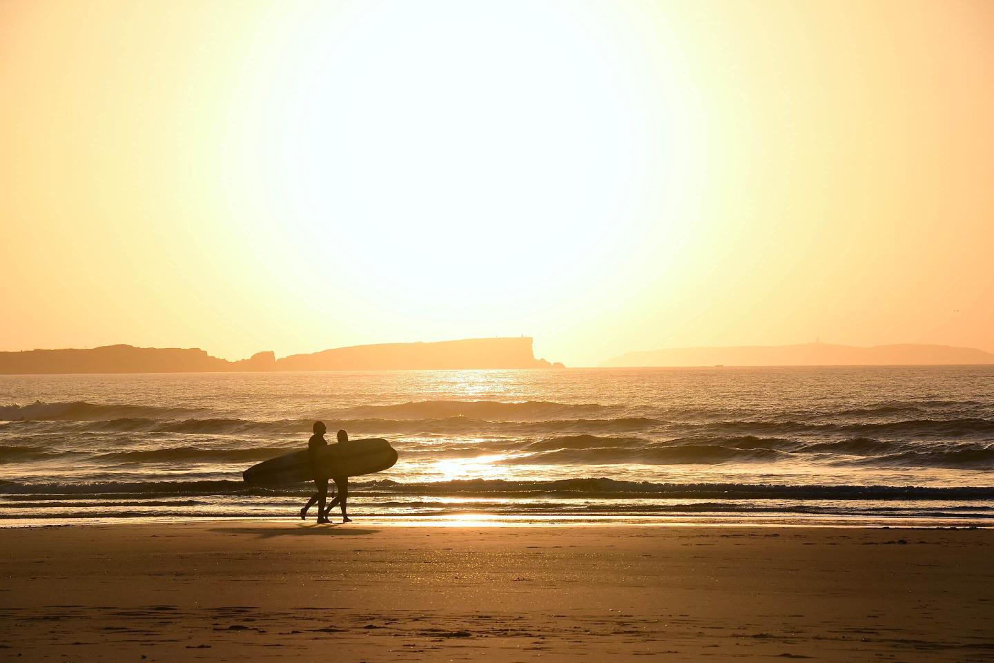 portugal-peniche-baleal-surfer-im-sonnenuntergang-lena-hoppenstaedt.jpeg
