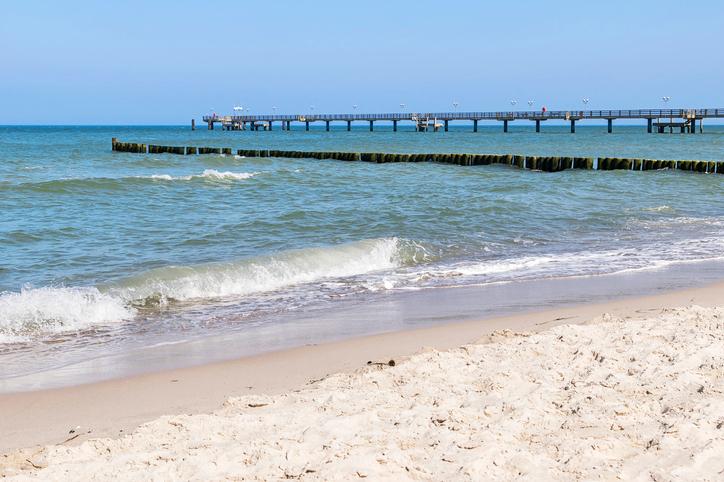 deutschland-graal-mueritz-ostsee-pier-strand-g-508255336.jpg