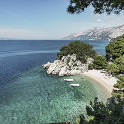 kroatien-adria-brela-podrace-strand-von-oben-g-2151126678_bearbeitet.jpg