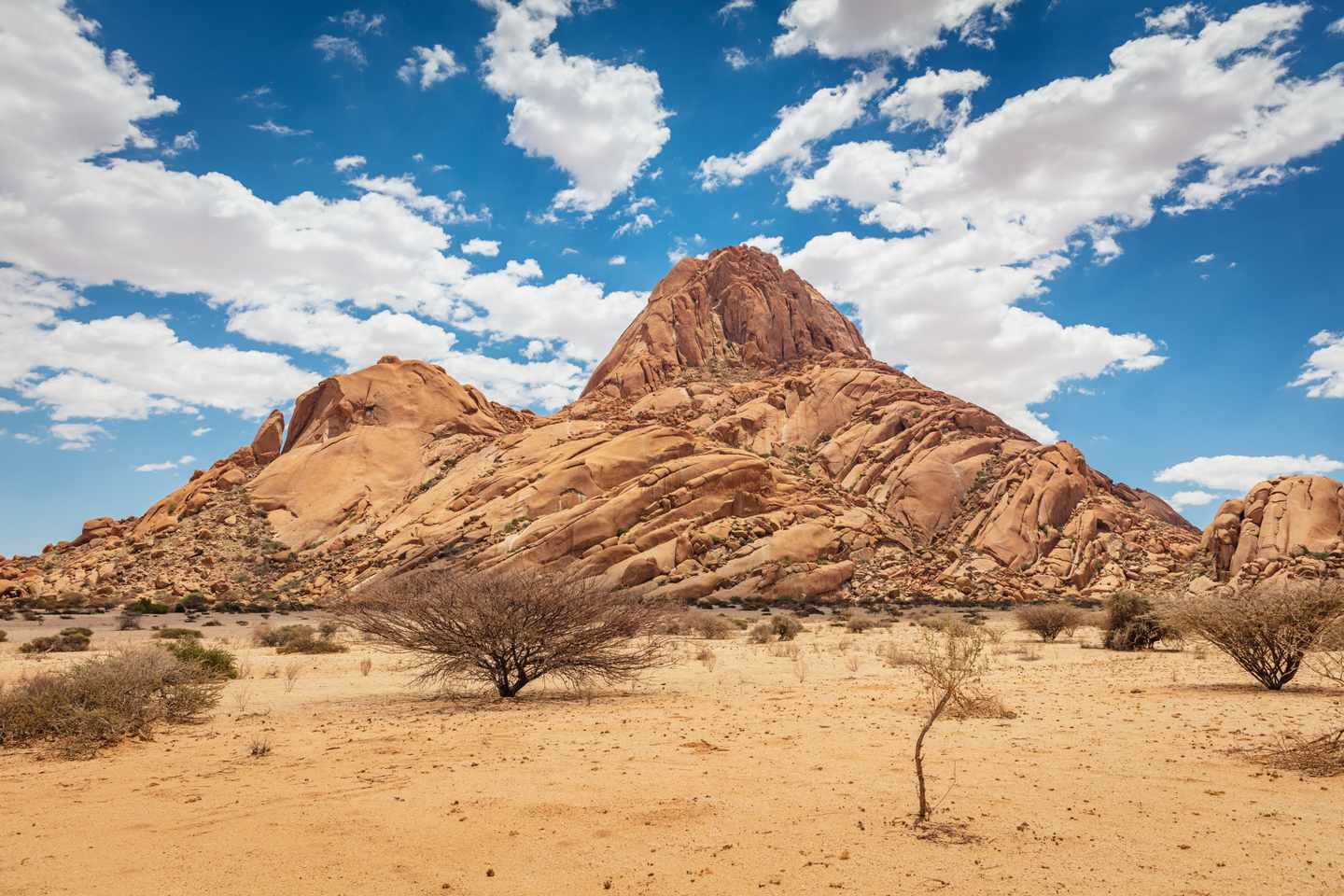 namibia-spitzkoppe-mountain-range-g-1155041290.jpg