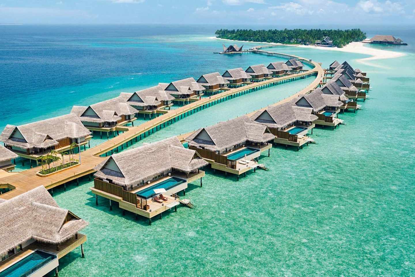 malediven-malediven-joali-maldives-mit-einem-steg-verbundene-wasserbungalows-von-oben-DER_ATC_MLE80017B_S23_2.jpg