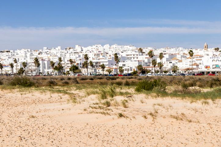 spanien-andalusien-costa-de-la-luz-conil-de-la-frontera-strand-stadt-g-1140501765.jpg