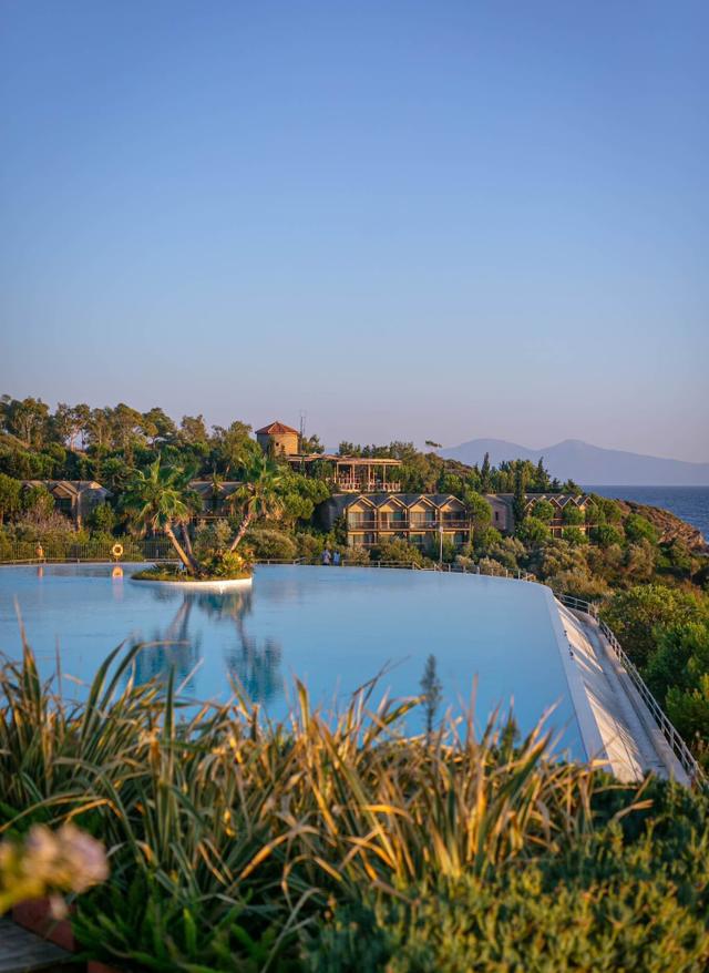 Jetzt buchen! Die schönsten Küsten der Türkei: der Infinity Pool des Club Marvy