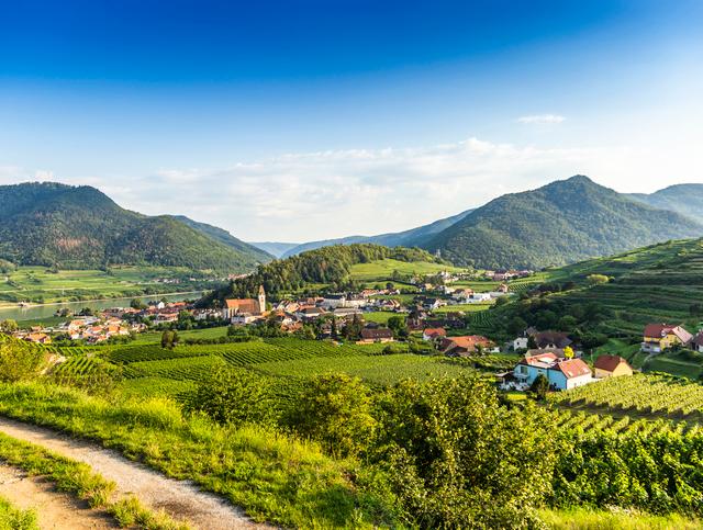 Reisekalender. Blick auf Wachau in Österreich