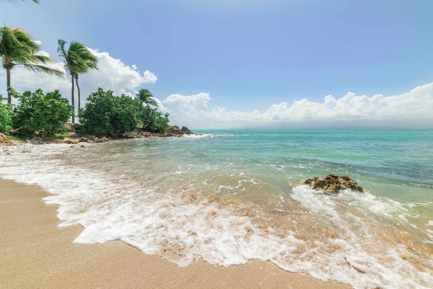 guadeloupe-bas-du-fort-strand-mit-tuerkisem-meer-g-1325922877.jpg