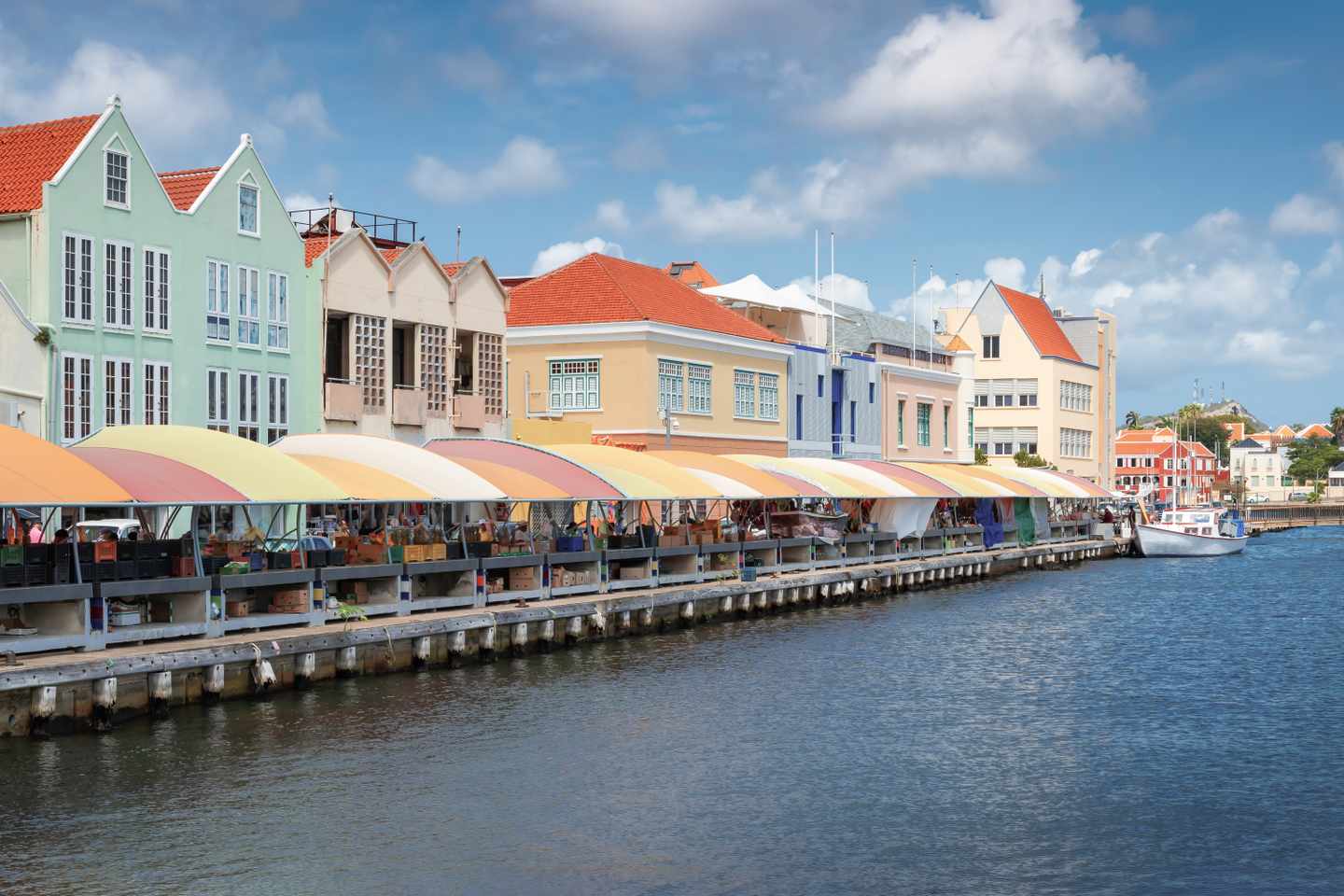 karibik-curacao-urlaub-willemstad-markt-g1405420237.jpg