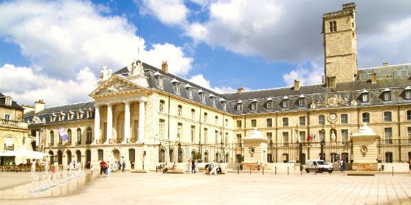 Dijon_Platz_Stadtzentrum_GettyImages-91649008.jpg