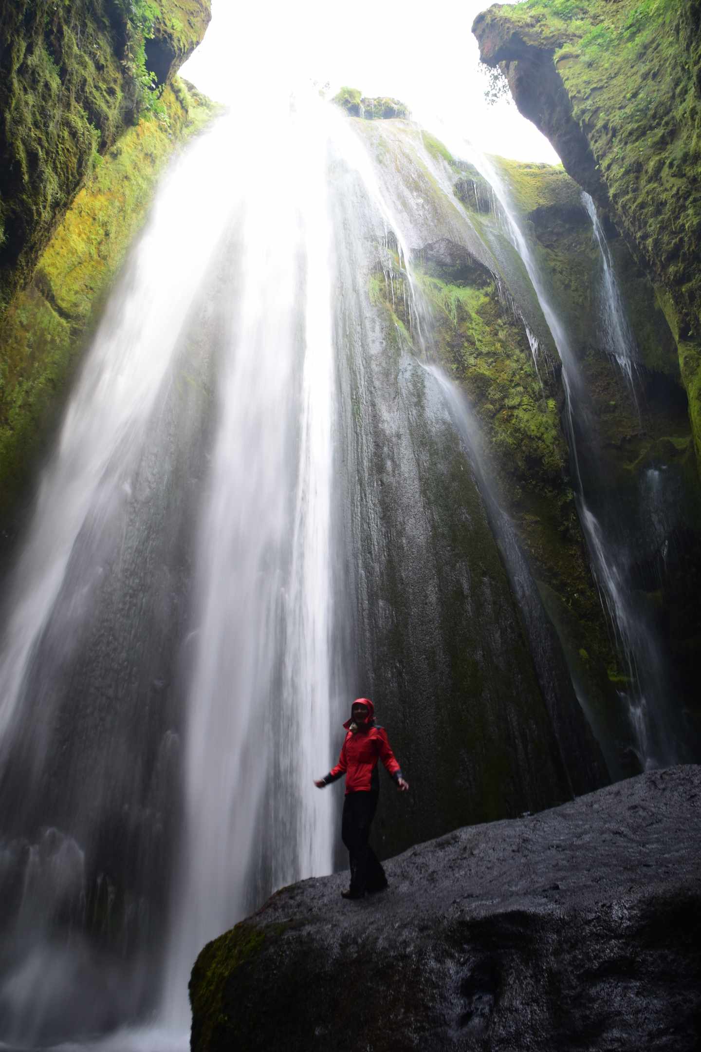 blta449df9a595e5acc-island-gljufrabui-person-vor-wasserfall-i-lena-herrmann.JPG Person vor dem Gljufrabui Wasserfall