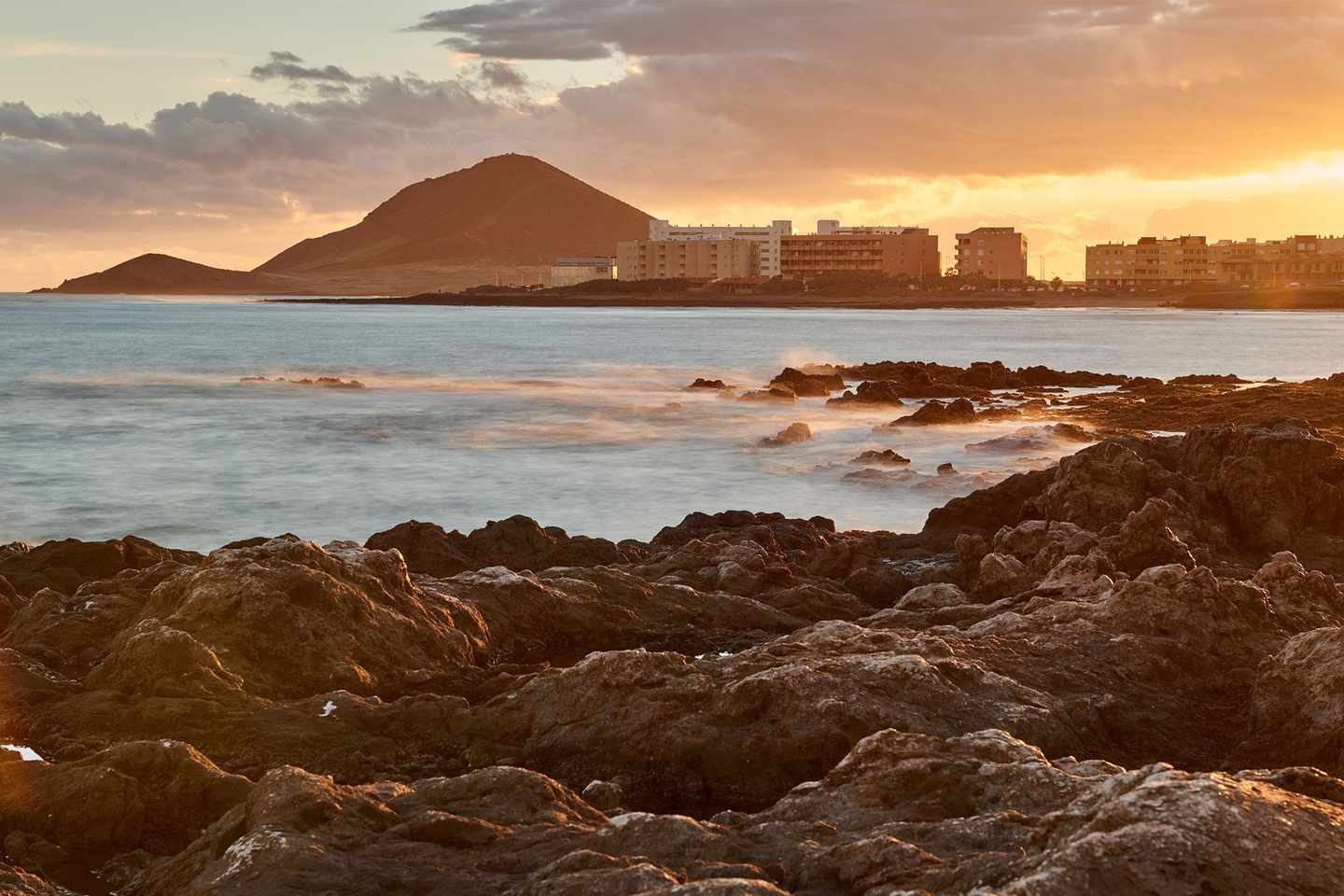 bltb4e17873268a0b7e-spain-teneriffa-sunset-meer-hotel-kueste-kueste-g-1158052446.jpg Kanaren Sonnenuntergang Meer Hotel Kueste