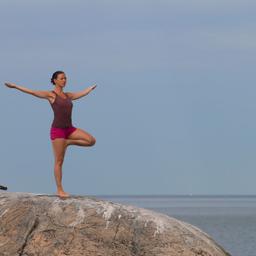 frau-yoga-meer-felsen-t-91198044.jpg