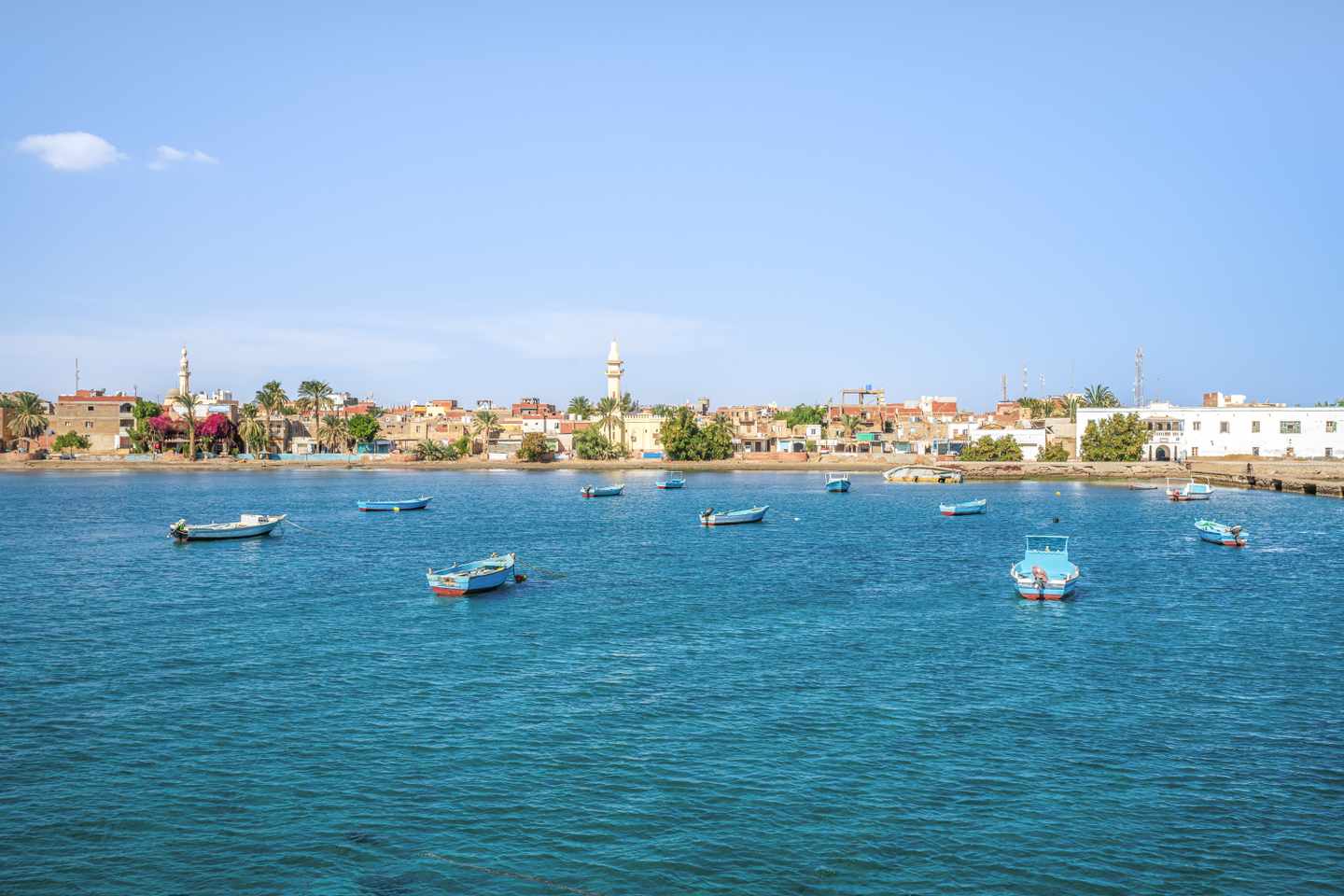 Kleine Fischerboote im Hafen von El Quseir mit der Altstadt am Ufer des Roten Meeres in Ägypten