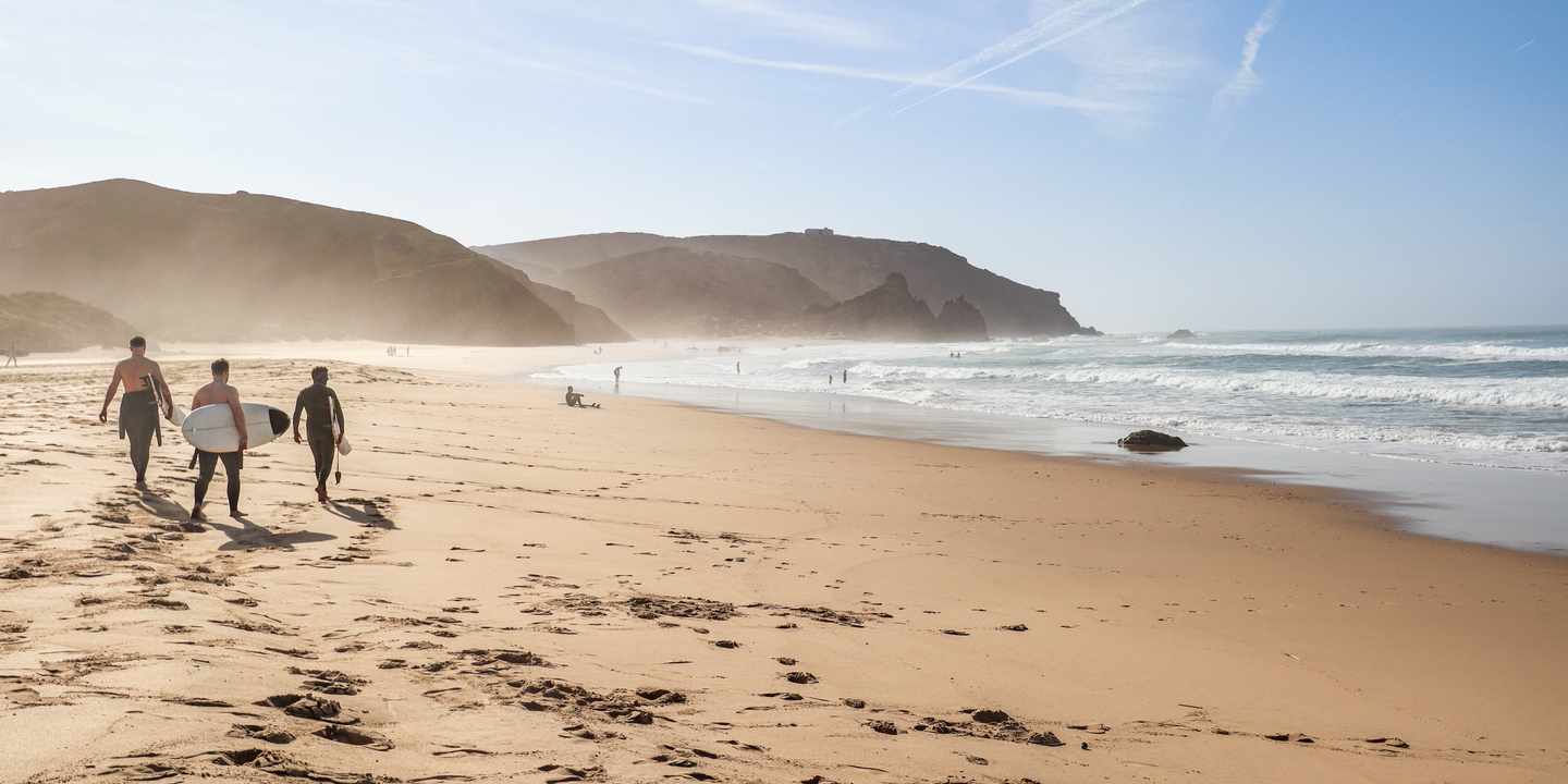 portugal-algarve-praia-do-amado-surfer-atlantik-strand-g-2162547983.jpg