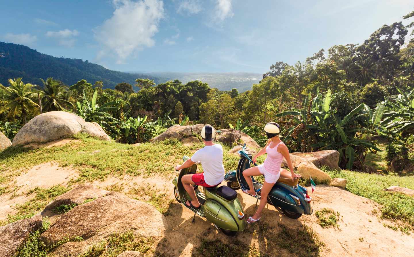 thailand-regionseite-koh-samui-paar-auf-der-sonnigen-tropische-strand-mit-einem-gruenen-retro-bike-g-803285512-v2.jpg