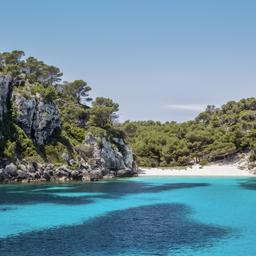 spanien-menorca-cala-macarelleta-bucht-g-173382264.jpg