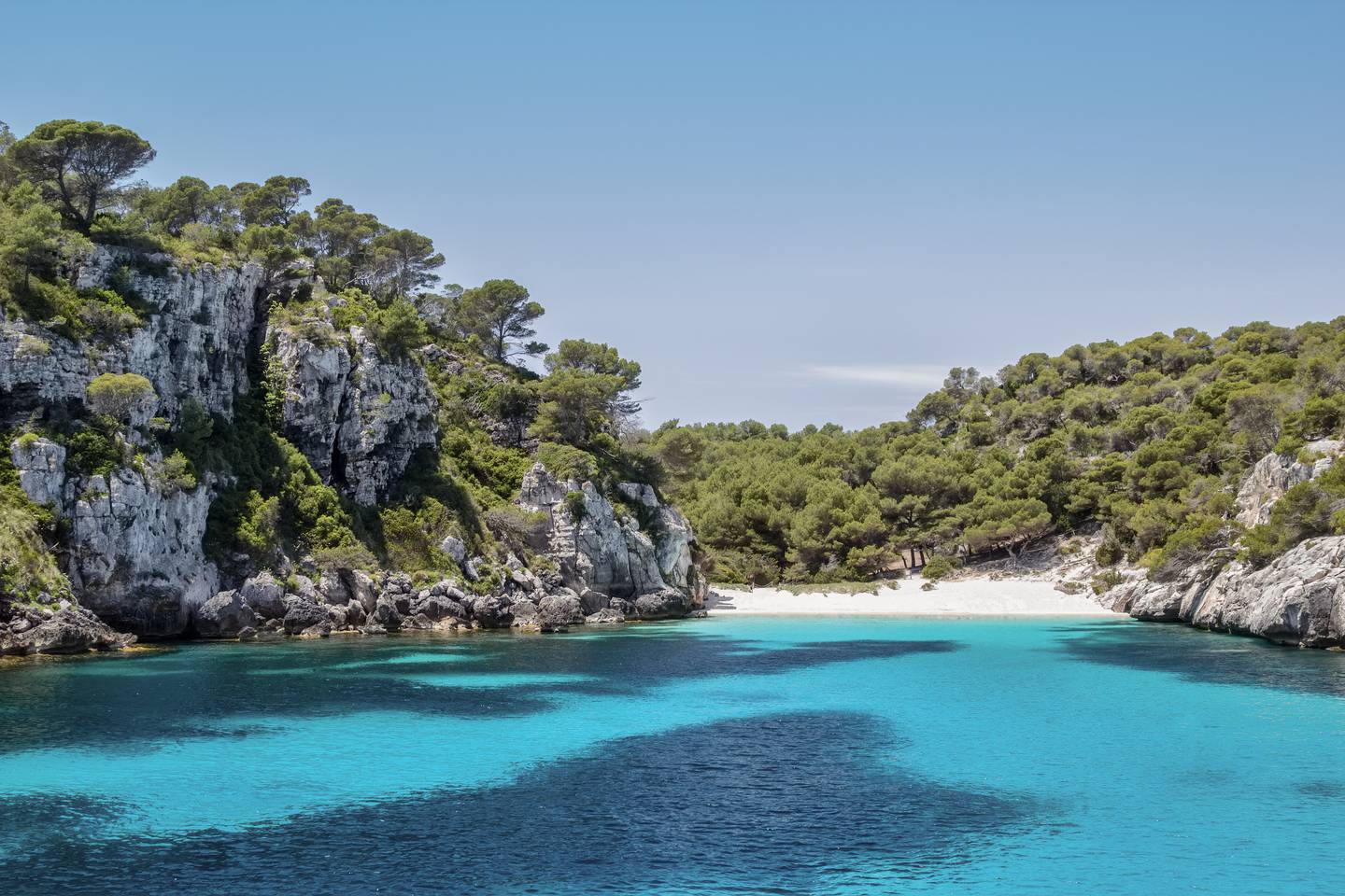 spanien-menorca-cala-macarelleta-bucht-g-173382264.jpg