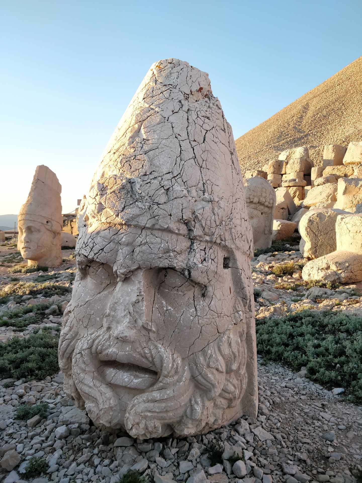 tuerkei-mount-nemrut-steinstatue-g-1398821904.jpg Türkei Urlaub: Antike Steinstatue auf dem Mount Nemrut bei Sonnenuntergang