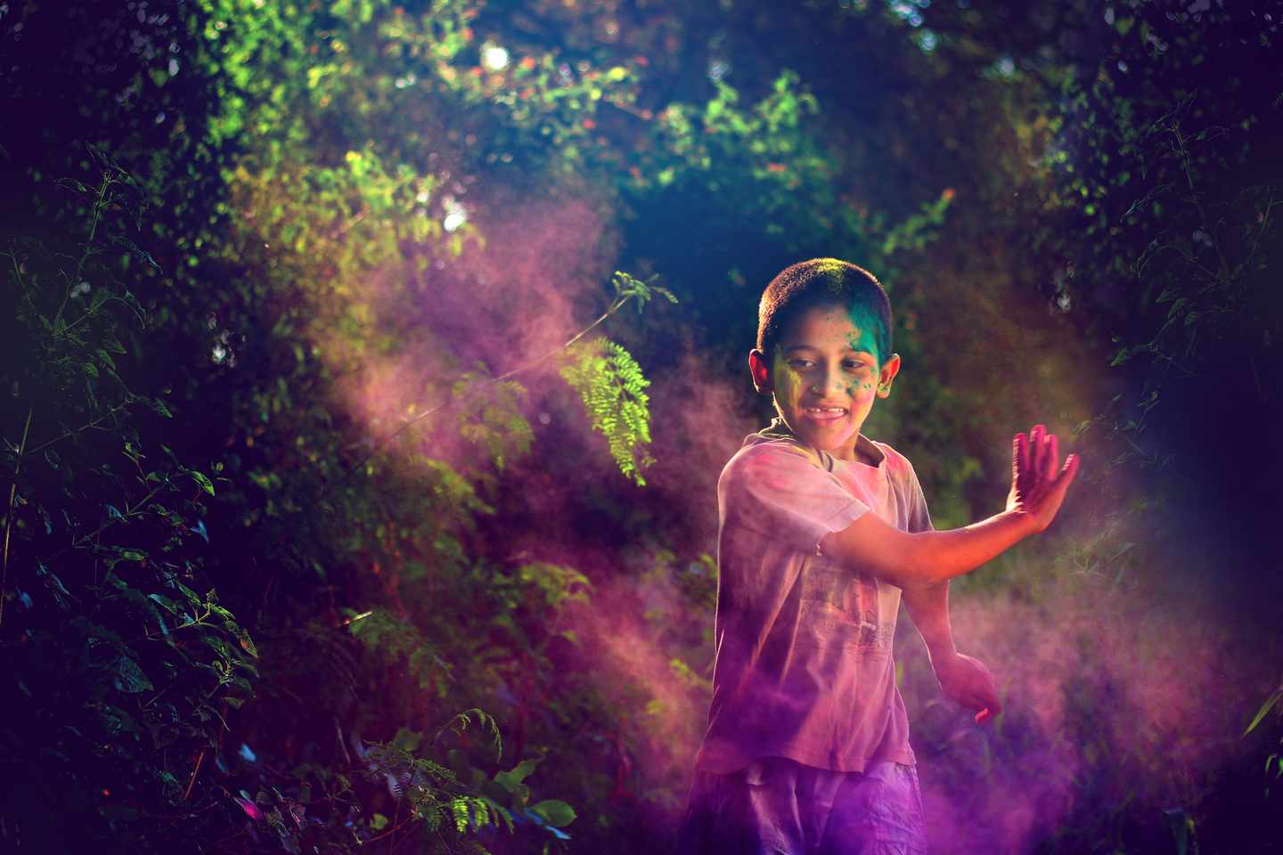 indien-holi-fest-farben-kind-t-893078524.jpg