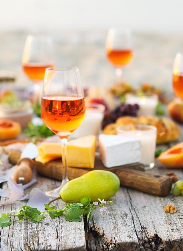 Mallorca Spezialitäten spanien-mallorca-kulinarik-nahaufnahme-tisch-mit-wein-und-essem-g-860618540.jpg