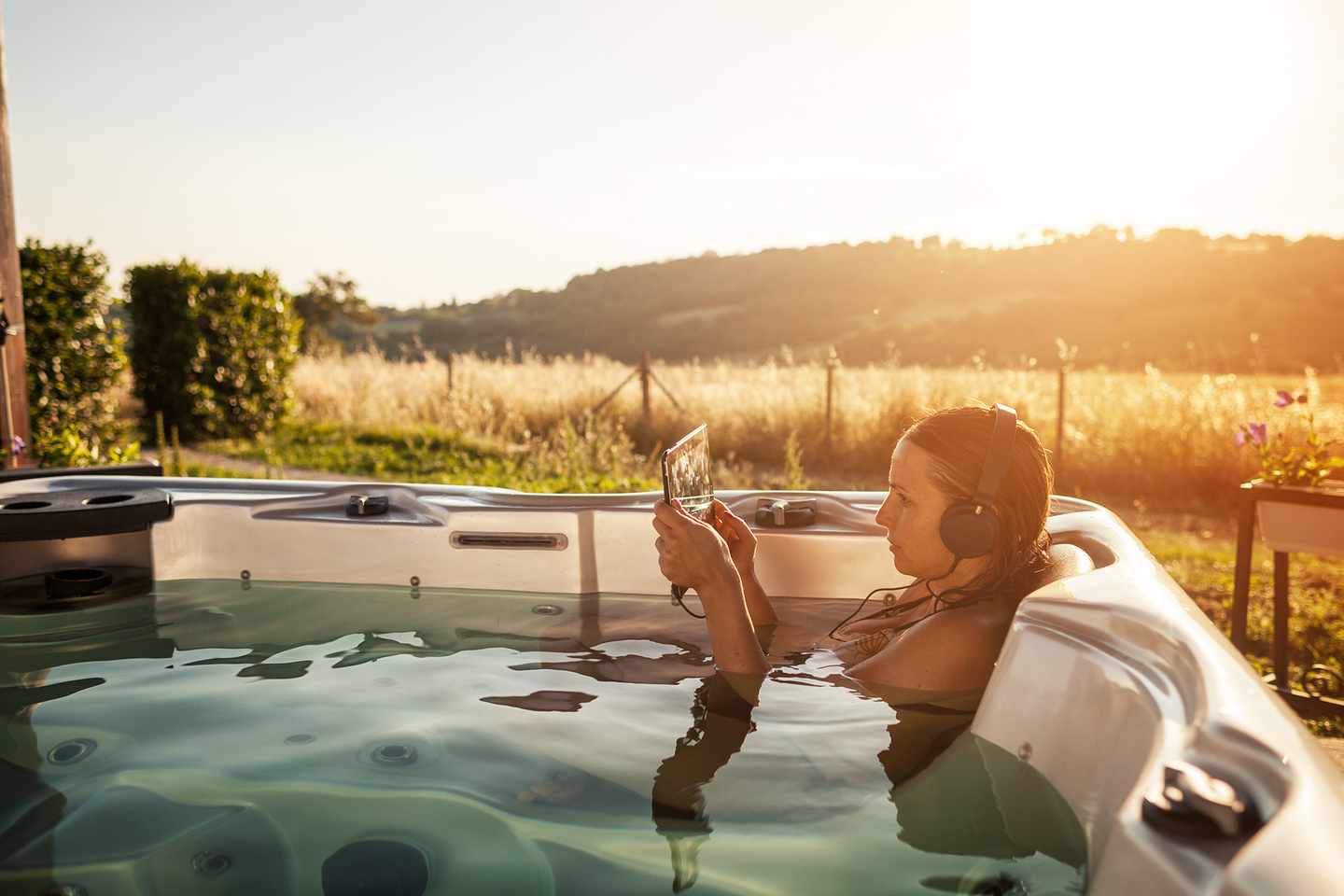 italien-suedtirol-frau-im-whirlpool-mit-digitalen-tablet-g-176572818.jpg