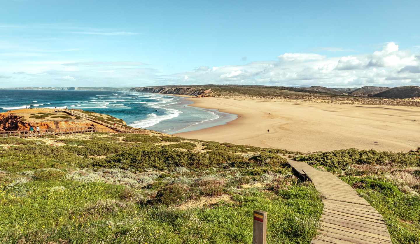 Blick über den Strand Praia da Bordeira im Naturpark Südwest-Alentejo und Costa Vicentina mit Dünen und Atlantikküste
