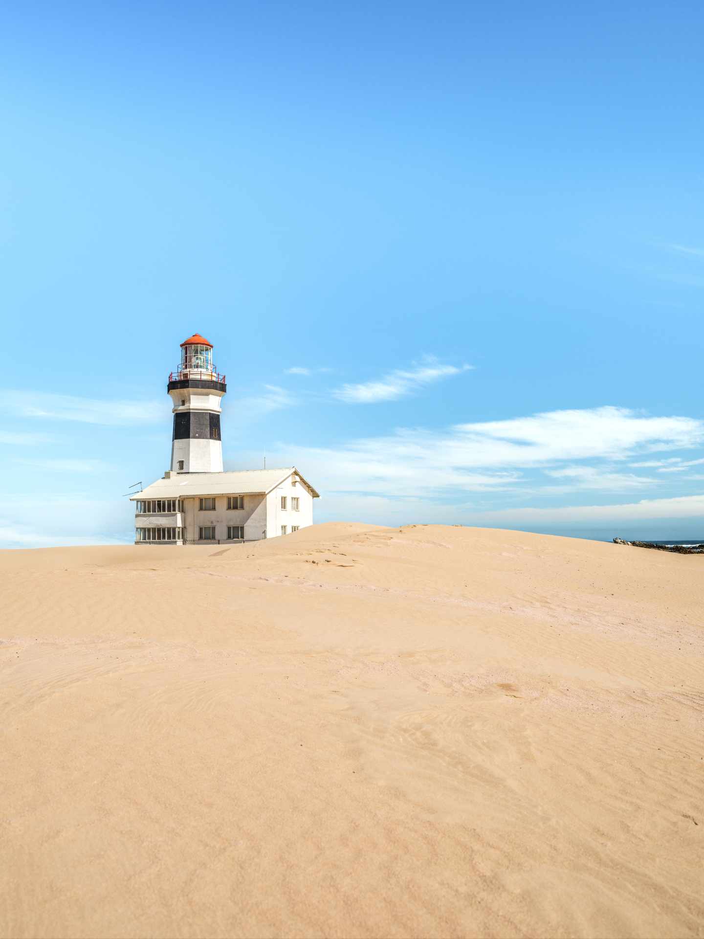 Cape Recife Lighthouse zwischen Sanddünen an der Küste bei Gqeberha in Südafrika