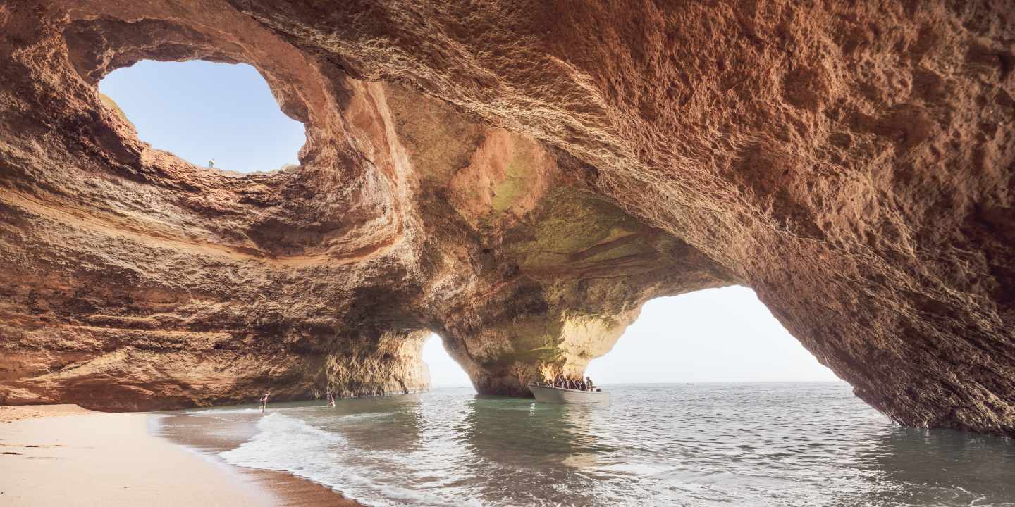 portugal-algarve-benagil-hoehle-strand-felsformation-g-1069116160.jpg