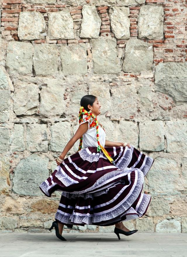 Kultur in Mexiko mexiko-frau-kleid-wand-g-sb10069740j-001.jpg