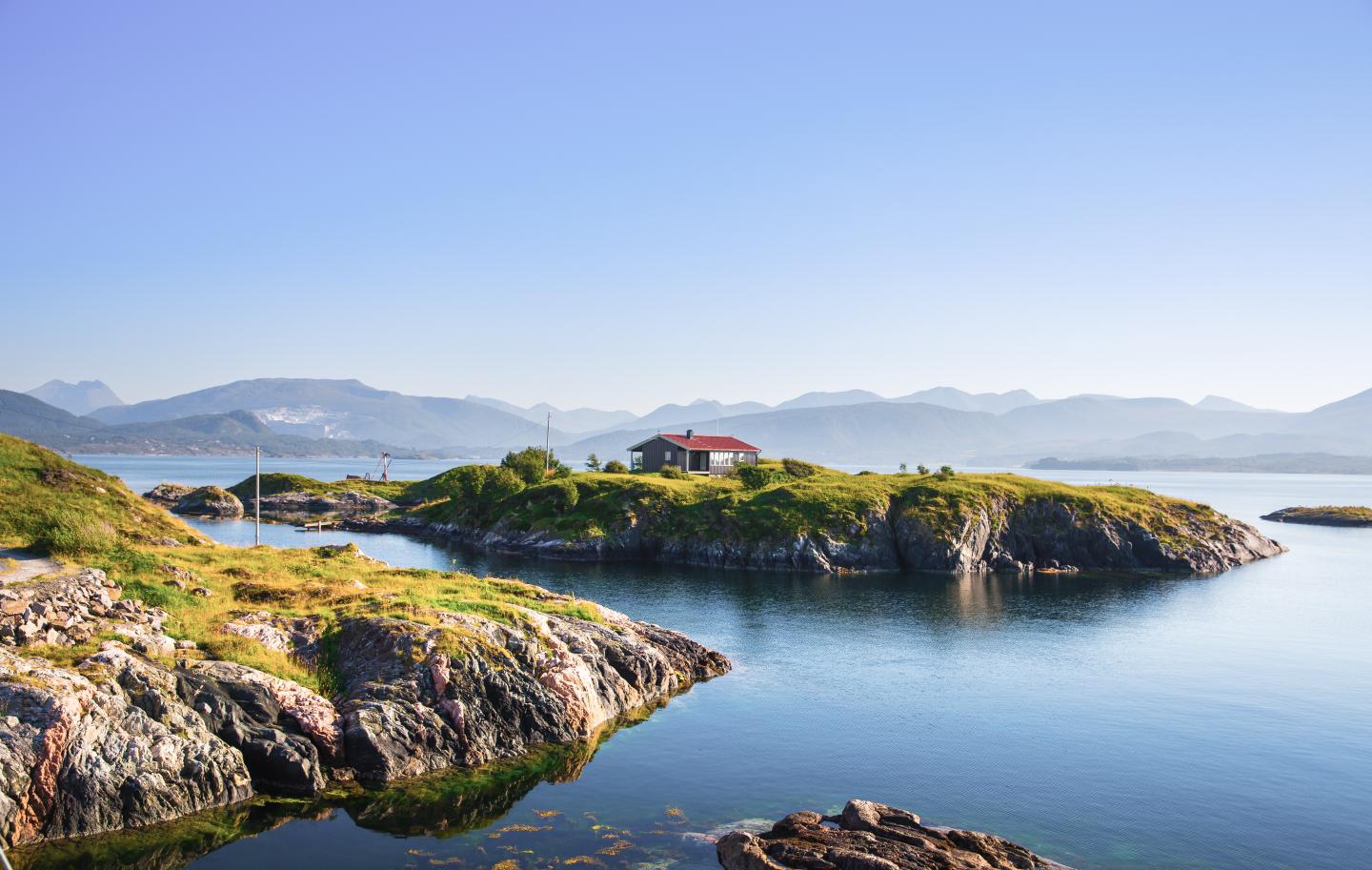 norwegen-einsames-haus-auf-einer-insel-g-516658448.jpg
