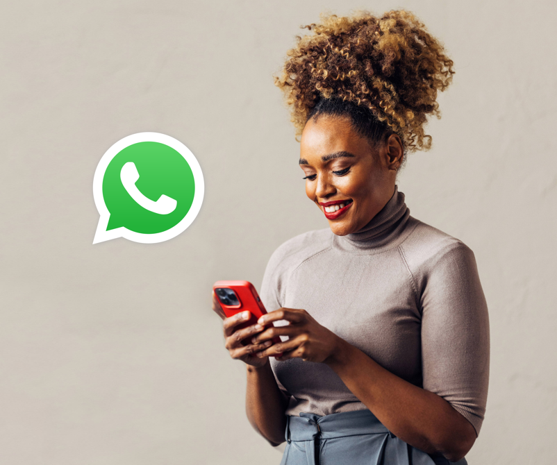 WhatsApp Anmeldung: Frau mit Handy in der Hand WhatsApp Logo