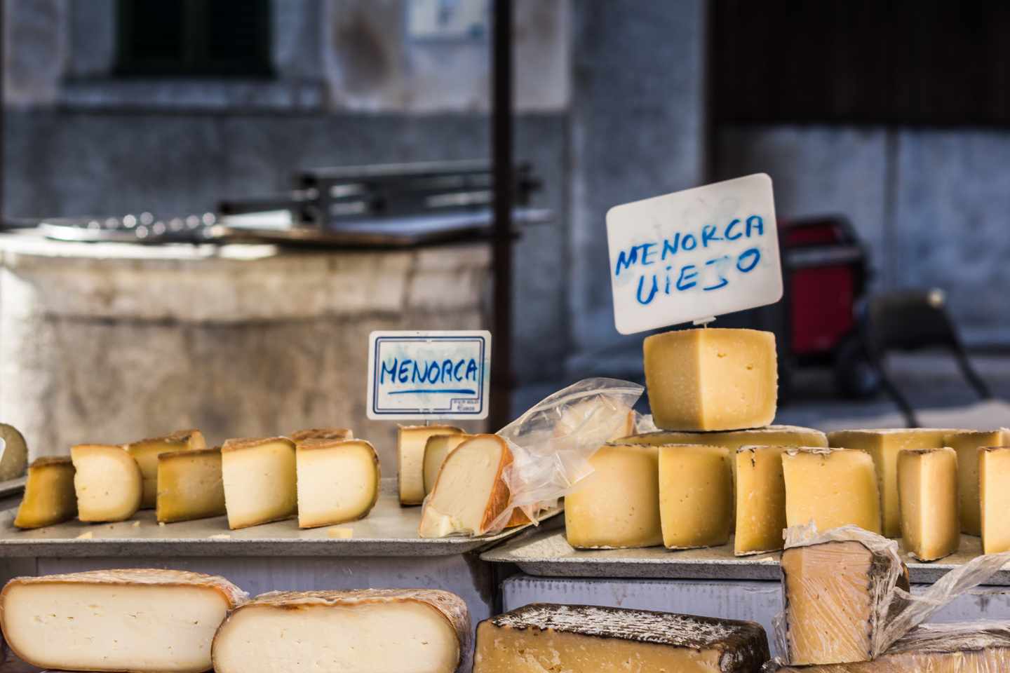 spanien-balearen-kulinarisch-kaeseauswahl-markt-g-625599092.jpg