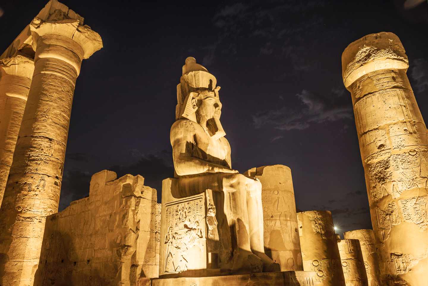 GettyImages-1413790356.jpg Statue von Ramses II im Tempel von Luxor bei Nacht