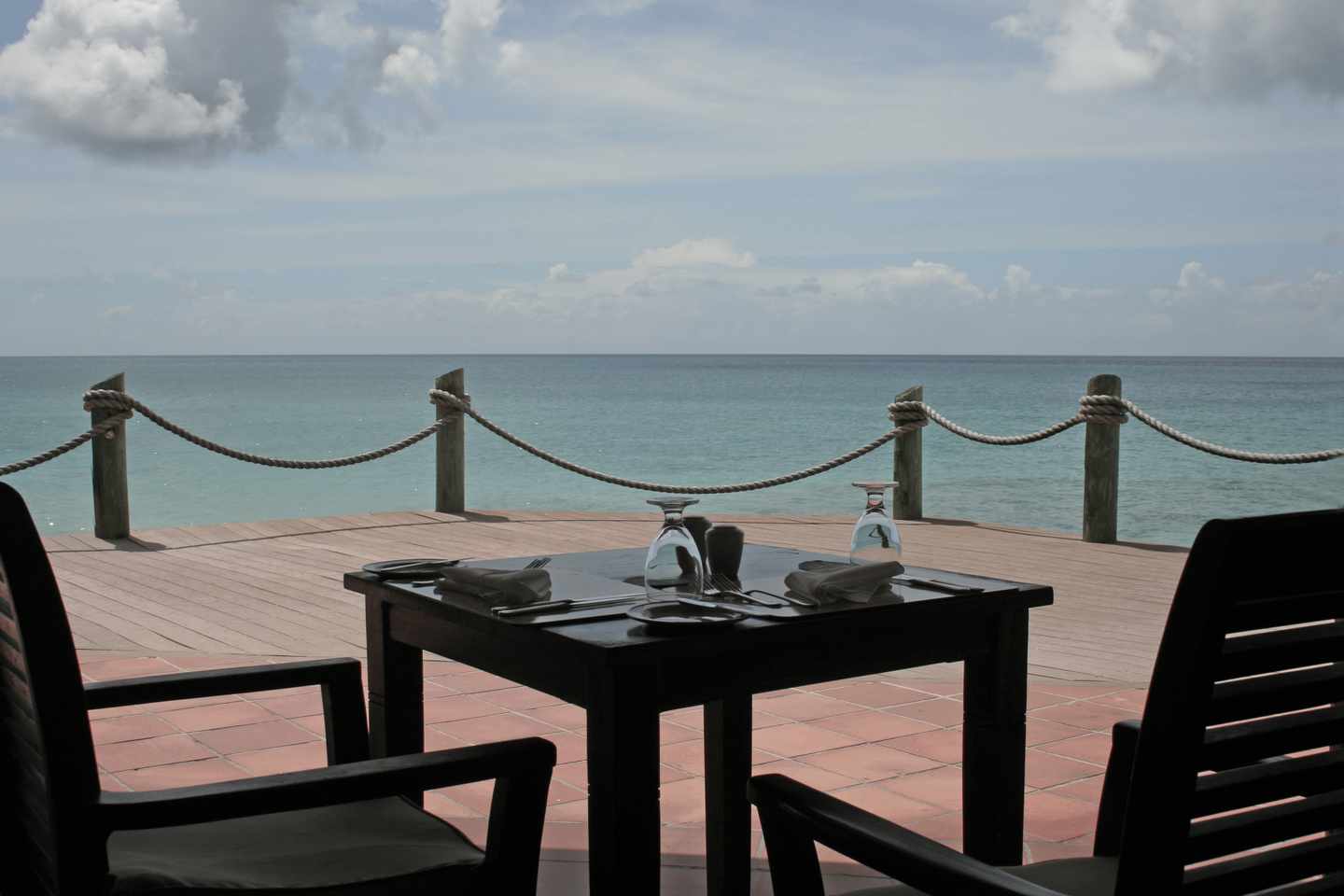 karibik-antigua-terrasse-tisch-fuer-zwei-g-507473702.jpg