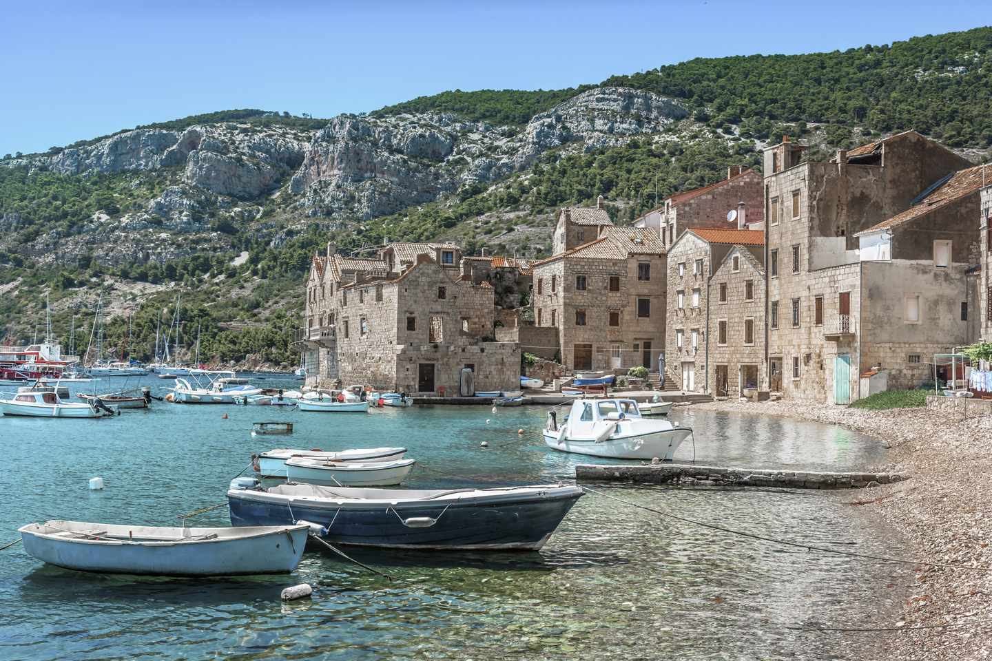 kroatien-adria-insel-vis-komiza-kueste-und-berge-g-851148392_bearbeitet.jpg
