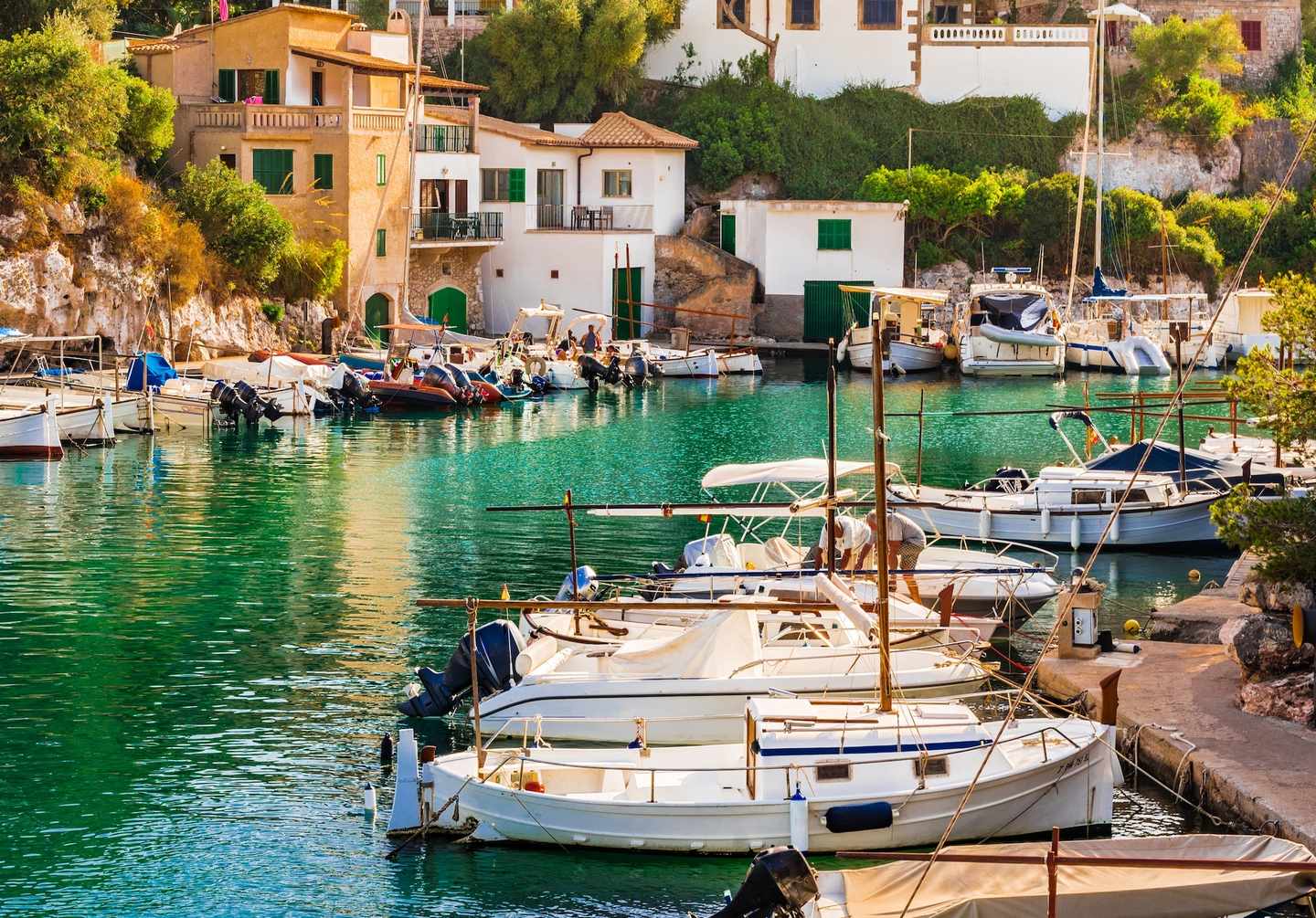 luxus-urlaub-mallorca-spanien-mallorca-idyllischen-blick-auf-den-fischerhafen-cala-figuera-balearen-g-951105192-querformat.jpg