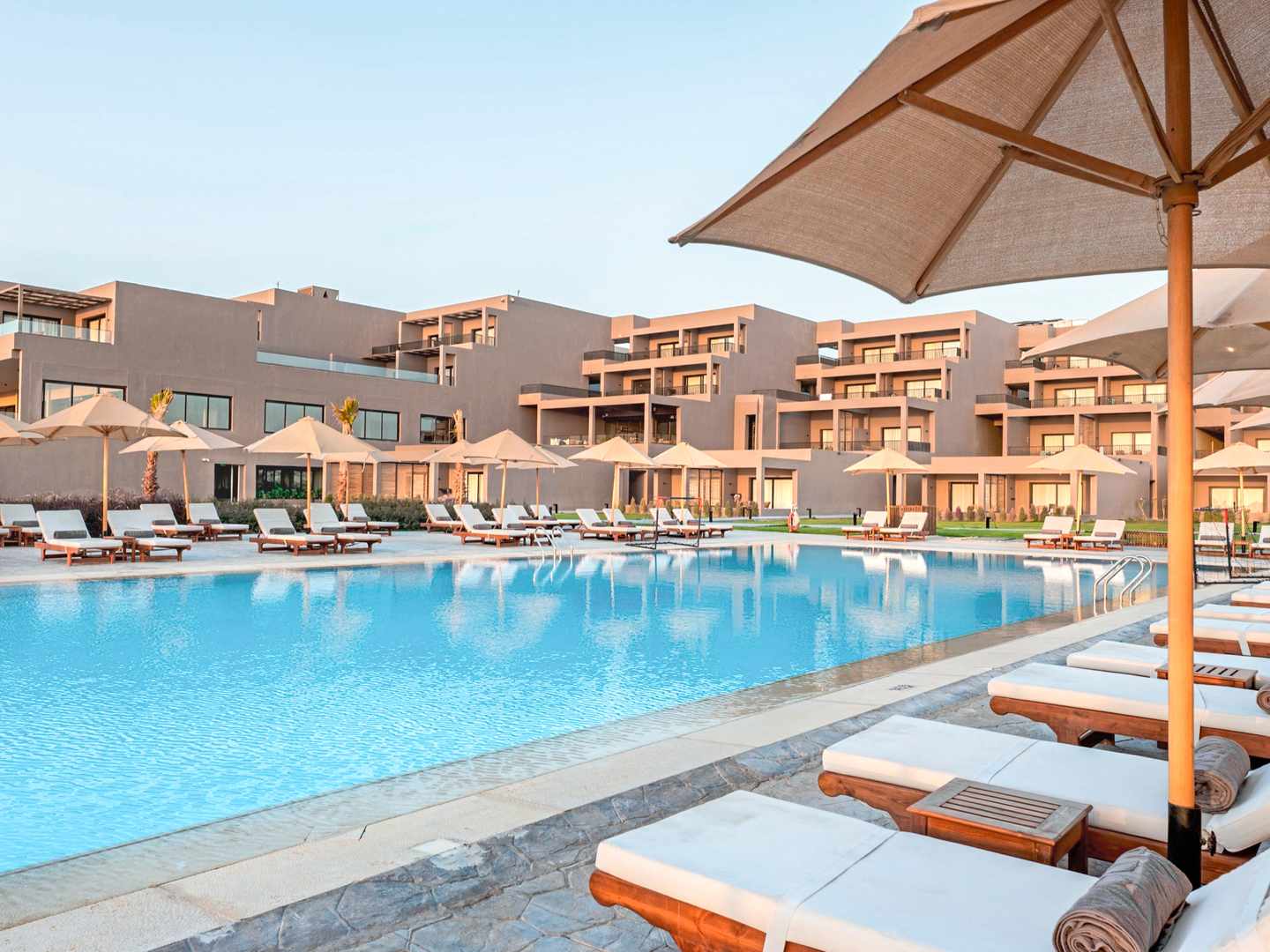 blt596d907f68662961-aegypten-rotes-meer-sentido-naga-bay-poollandschaft-sonnenliegen-hauptpool-DER1623317.jpg Großzügige Poollandschaft im Sentido Naga Bay in Ägypten mit Sonnenliegen, Sonnenschirmen und Resortgebäuden im Hintergrund