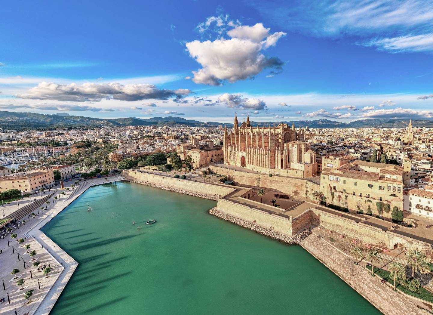 blt1c9dd611fa078c56-spanien-mallorca-palma-de-mallorca-skyline-g-2194828318.jpeg spanien-mallorca-palma-de-mallorca-skyline-g-2194828318.jpeg