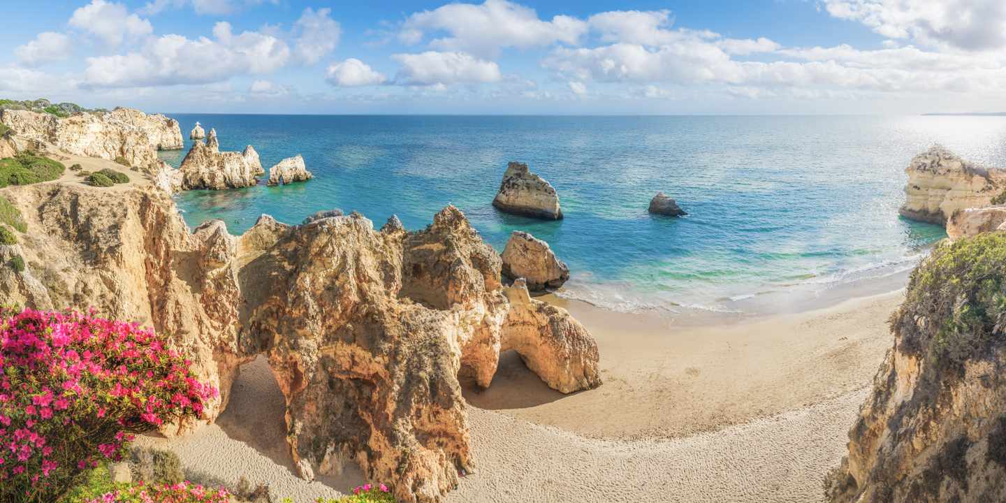 portugal-algarve-praia-dos-tres-irmaos-felsstrand-g-2181683756.jpg