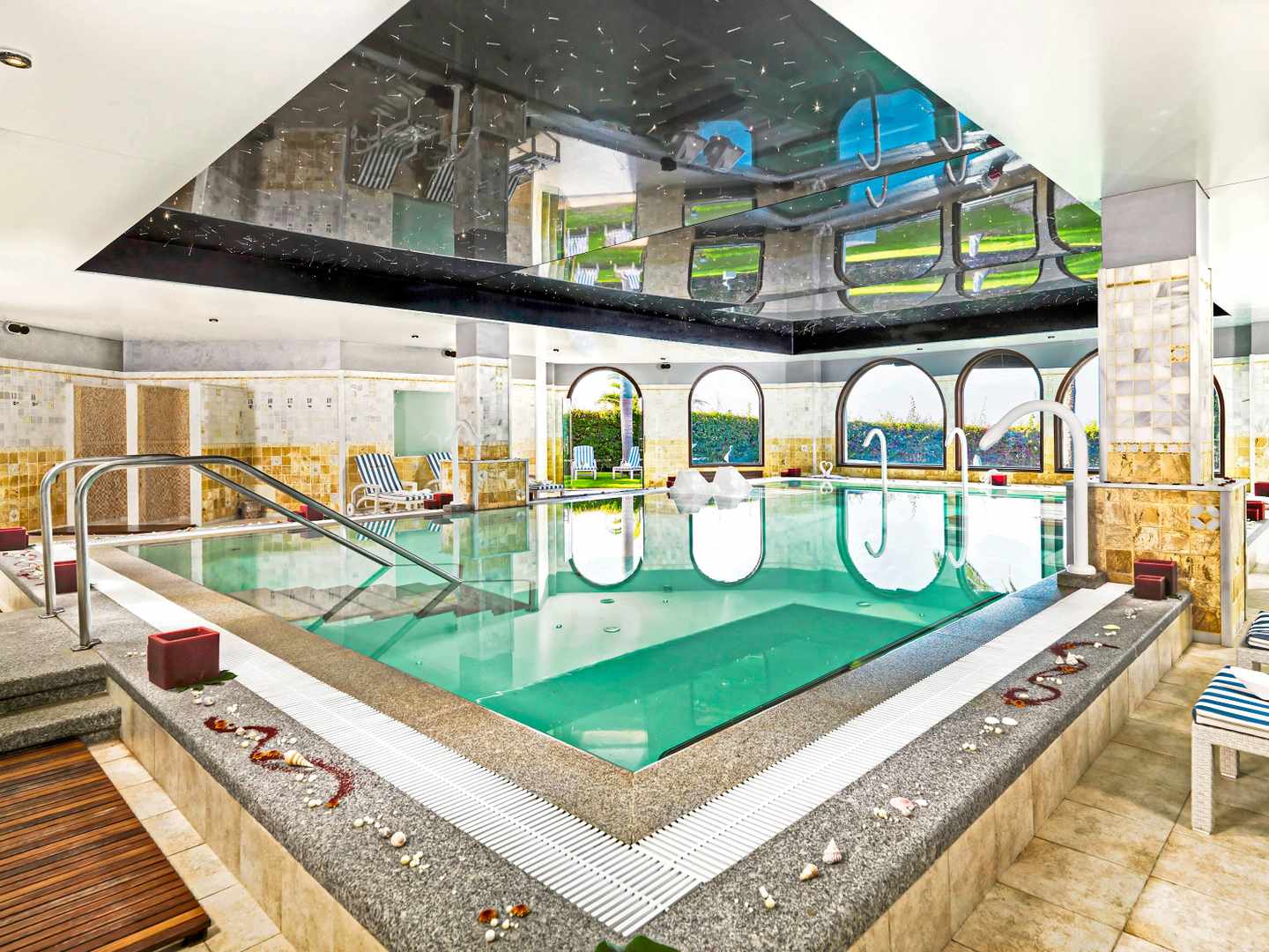 blt7c35e7073a4cb4bc-spanien-kanaren-lanzarote-playa-blanca-spa-h-princesa-yaiza-suite-hotel-resort-DER1487831.jpg Indoor-Poolbereich mit spiegelnder Decke und Liegen