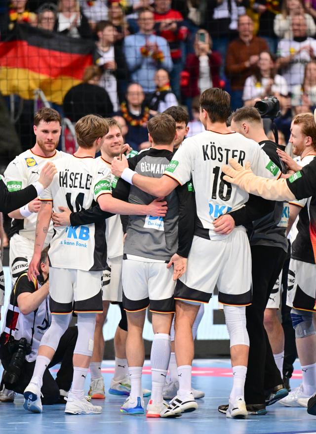 Handball Team Deutschland steht zusammen im Kreis