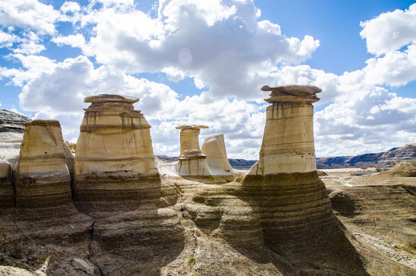 kanada-alberta-hoodoos-trail-in-badlands-g-1321157193.jpg