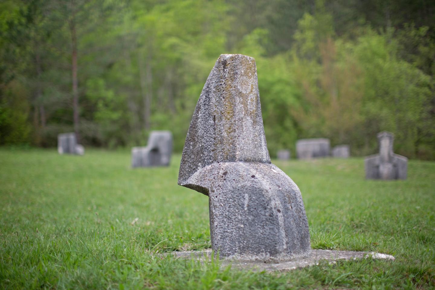 kroatien-istrien-hum-glagolithische_allee-steindenkmal-g-891634886.jpg