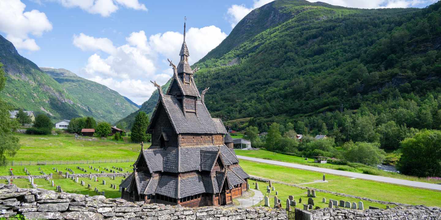 norwegen-borgund-stabkirche-historische-holzkirche-sommer-g-2172916689.jpg