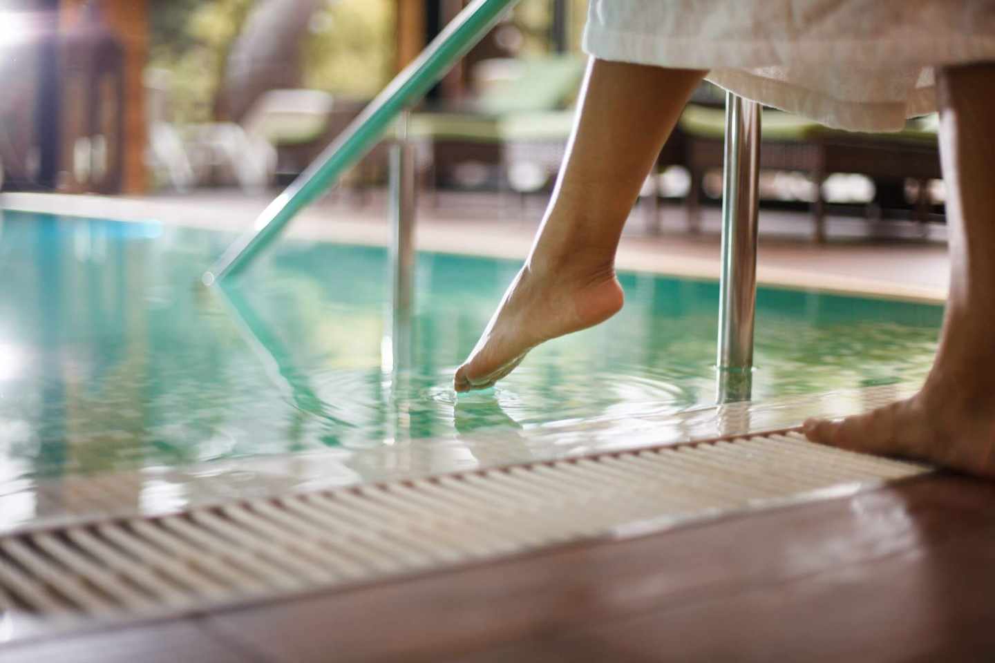 wellness-frau-am-pool-g-1149913680.jpg