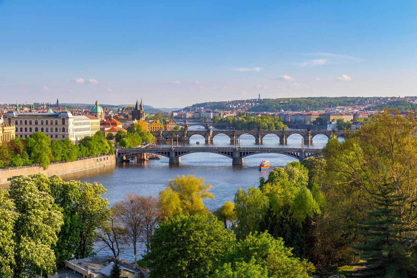 tschechien-prag-karlsbruecke-im-panorama-g-533347770.jpg
