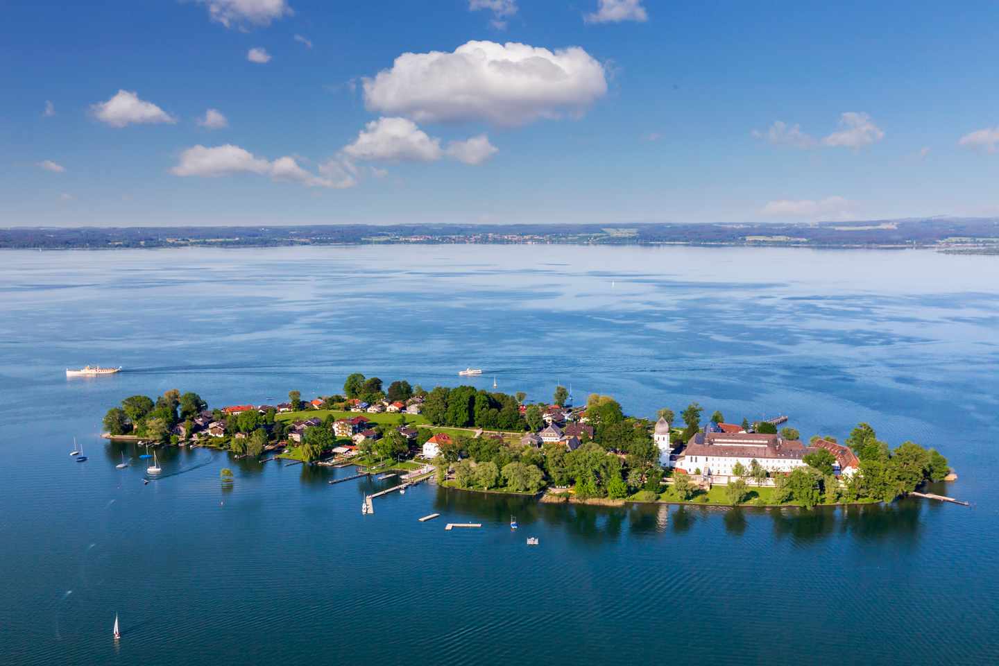 deutschland-bayern-chiemsee-vogelperspektive-auf-fraueninsel-g-1318260067.jpg