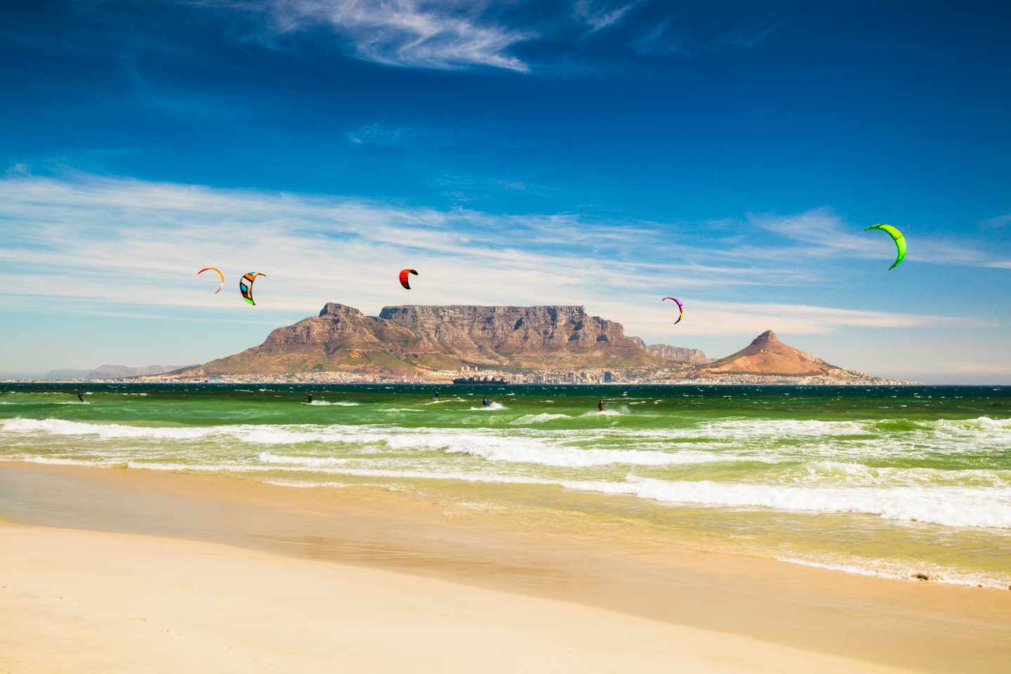 suedafrika-kapstadt-kitesurfer-vor-dem-tafelberg-g-467865916.jpg